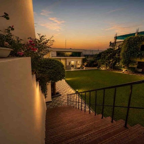 Peaceful garden homestay in Varanasi with lush greenery, open spaces, and a relaxing family-friendly atmosphere.